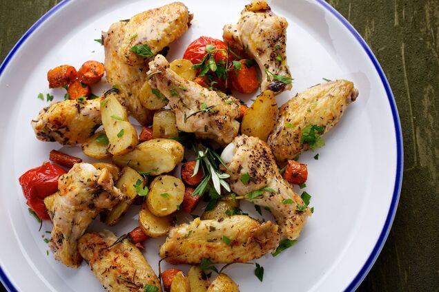 Вкусный ужин в духовке: как вкусно запечь картофель с куриными крылышками