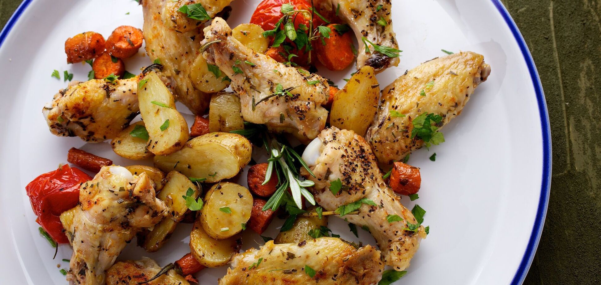 Вкусный ужин в духовке: как вкусно запечь картофель с куриными крылышками