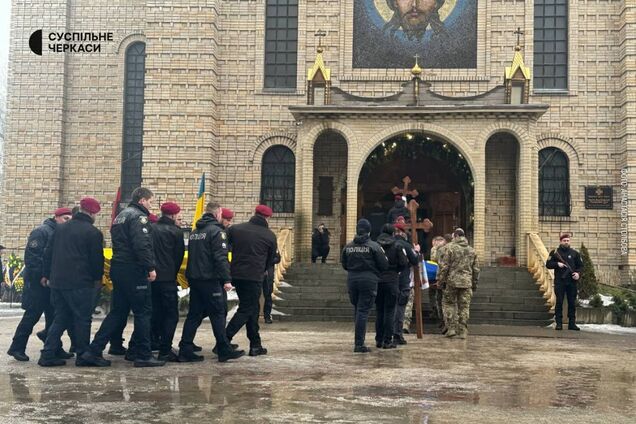 У Черкасах прощаються із чотирма поліцейськими, які загинули під час затримання підозрюваного у вбивстві. Фото