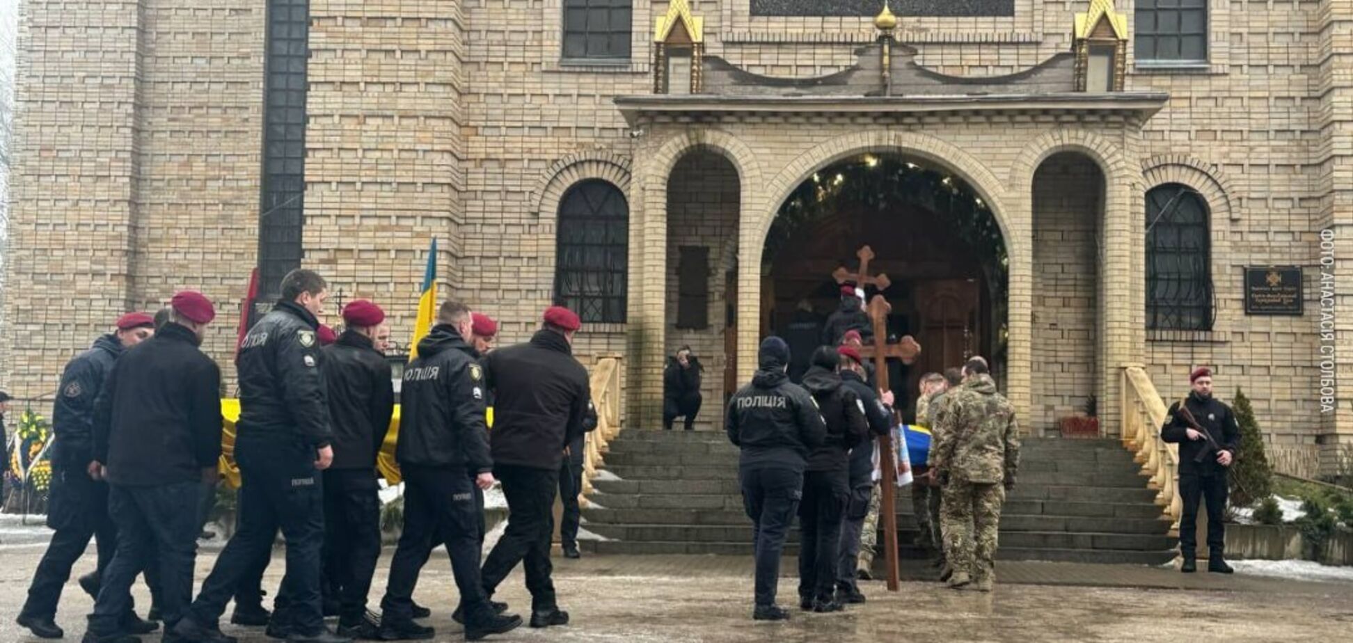 В Черкассах прощаются с четырьмя полицейскими, погибшими при задержании подозреваемого в убийстве. Фото