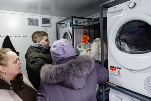 В Киеве разворачивают мобильные бытовые комплексы, переданные Порошенко