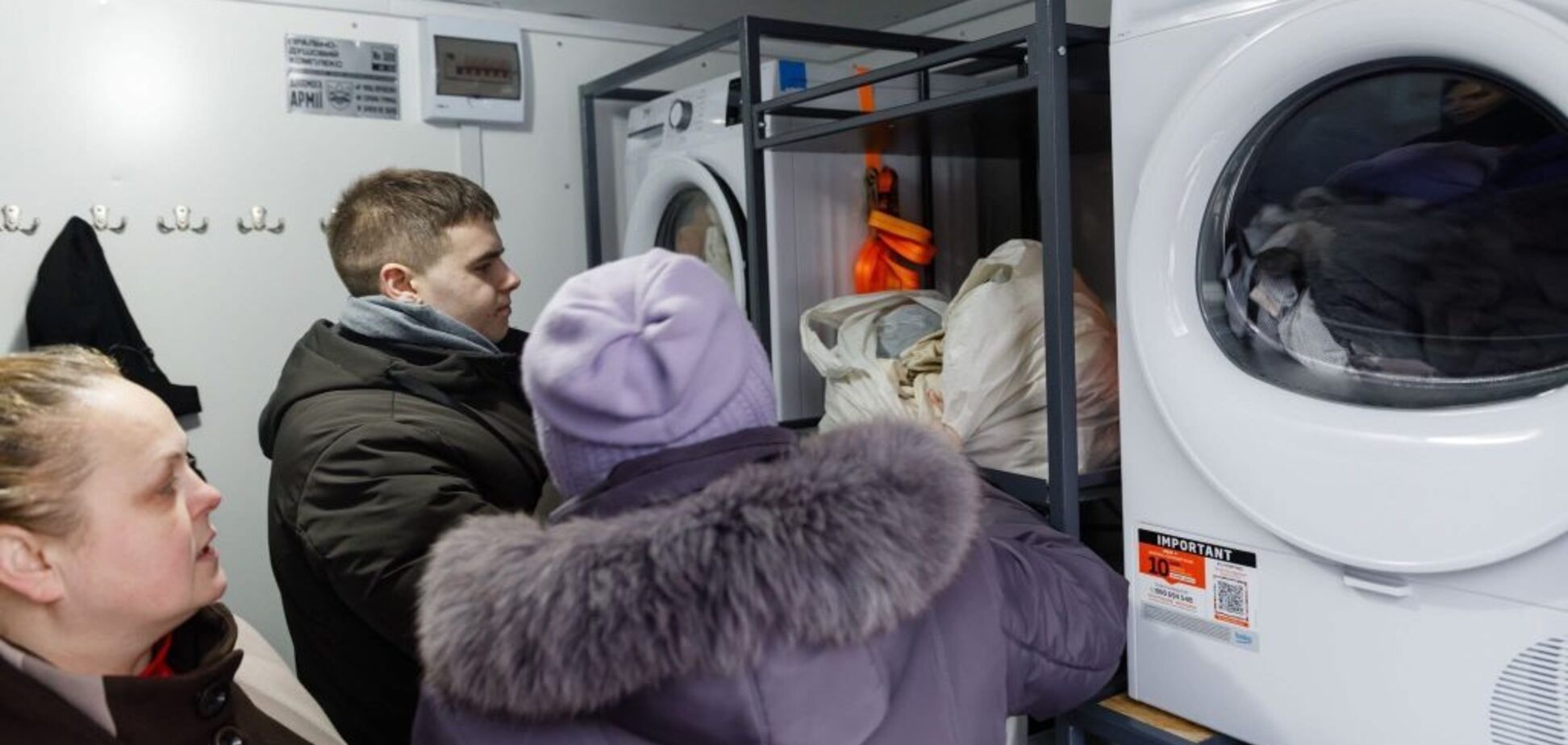 У Києві розгортають мобільні побутові комплекси, передані Порошенком