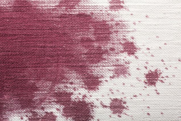 Як видалити плями від вина, кави чи червоної помади з килима: несподіваний засіб