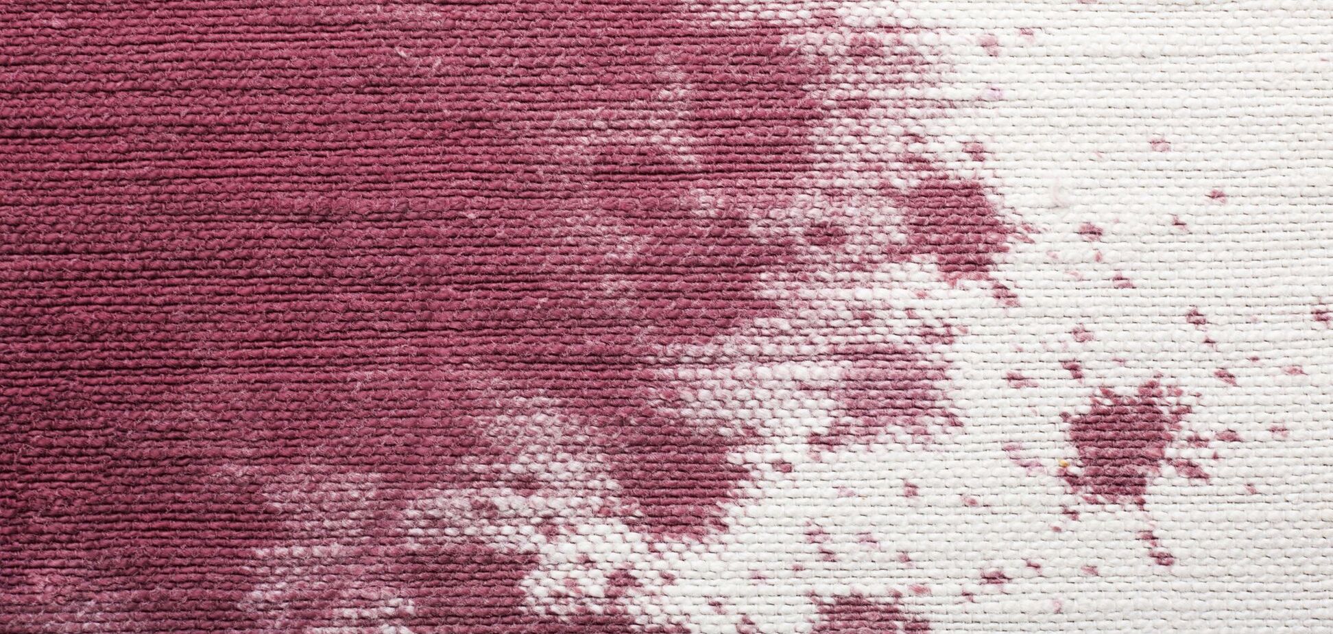 Як видалити плями від вина, кави чи червоної помади з килима: несподіваний засіб