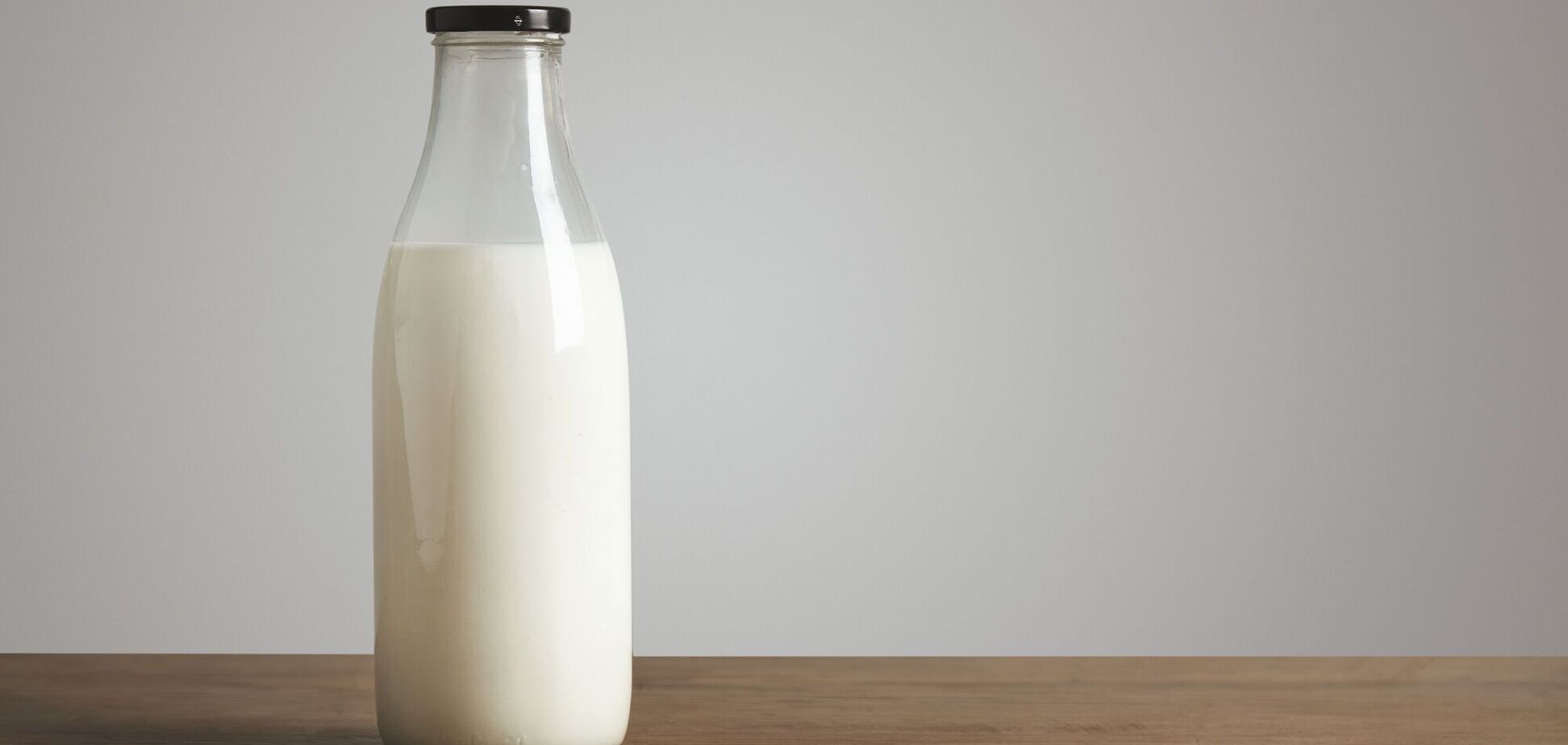 Що зробити, щоб молоко довше зберігалось в холодильнику: важливий нюанс