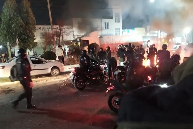 'Розмовляти немає сенсу': верховний лідер Ірану закликав 'поставити на місце' протестувальників