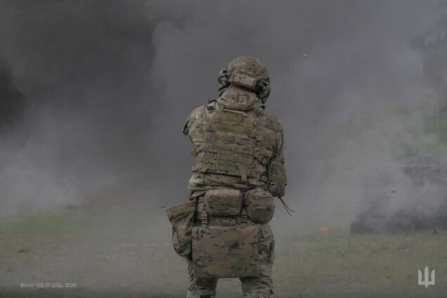 Украинский боец самостоятельно 'положил' трех оккупантов в ближнем бою: видео аэроразведки