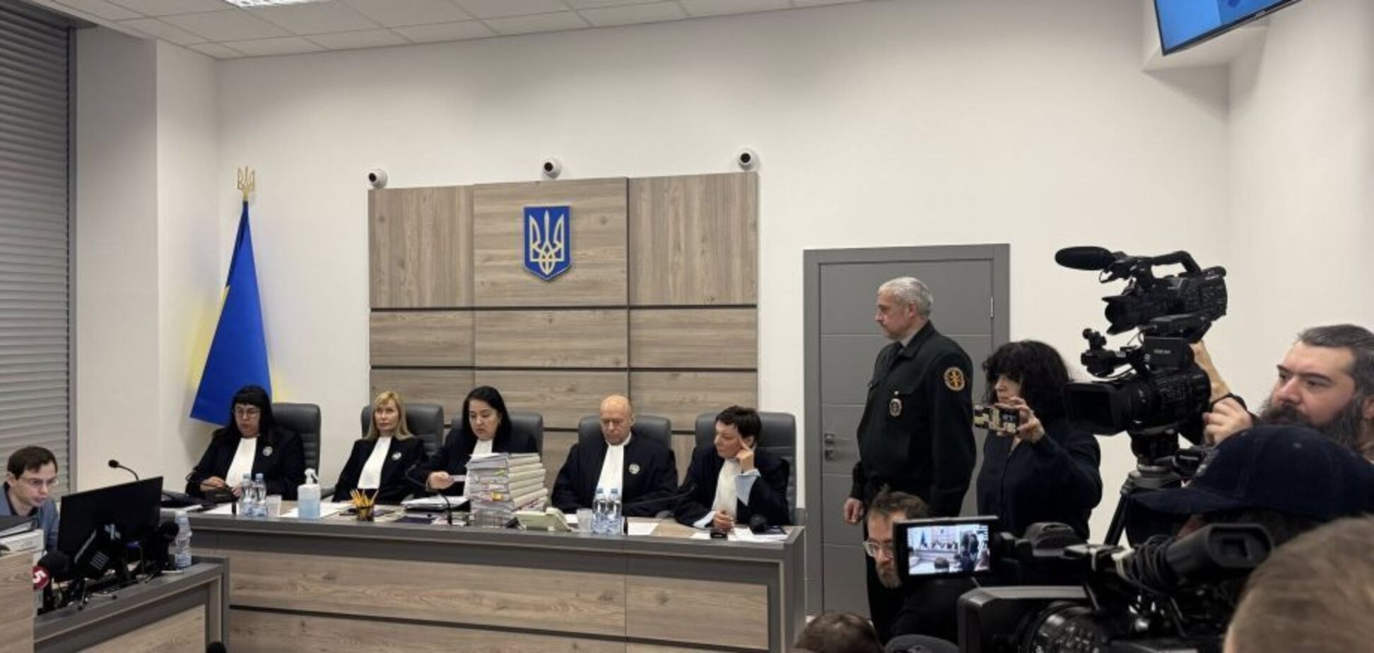 Дипломатів посадили на підвіконня: як проходить засідання Верховного Суду за позовом Порошенка про скасування санкцій