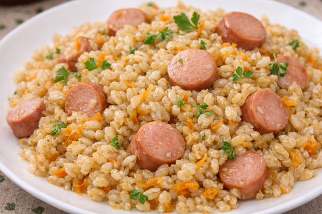 Як смачно приготувати на вечерю звичайну перловку: рецепт за копійки