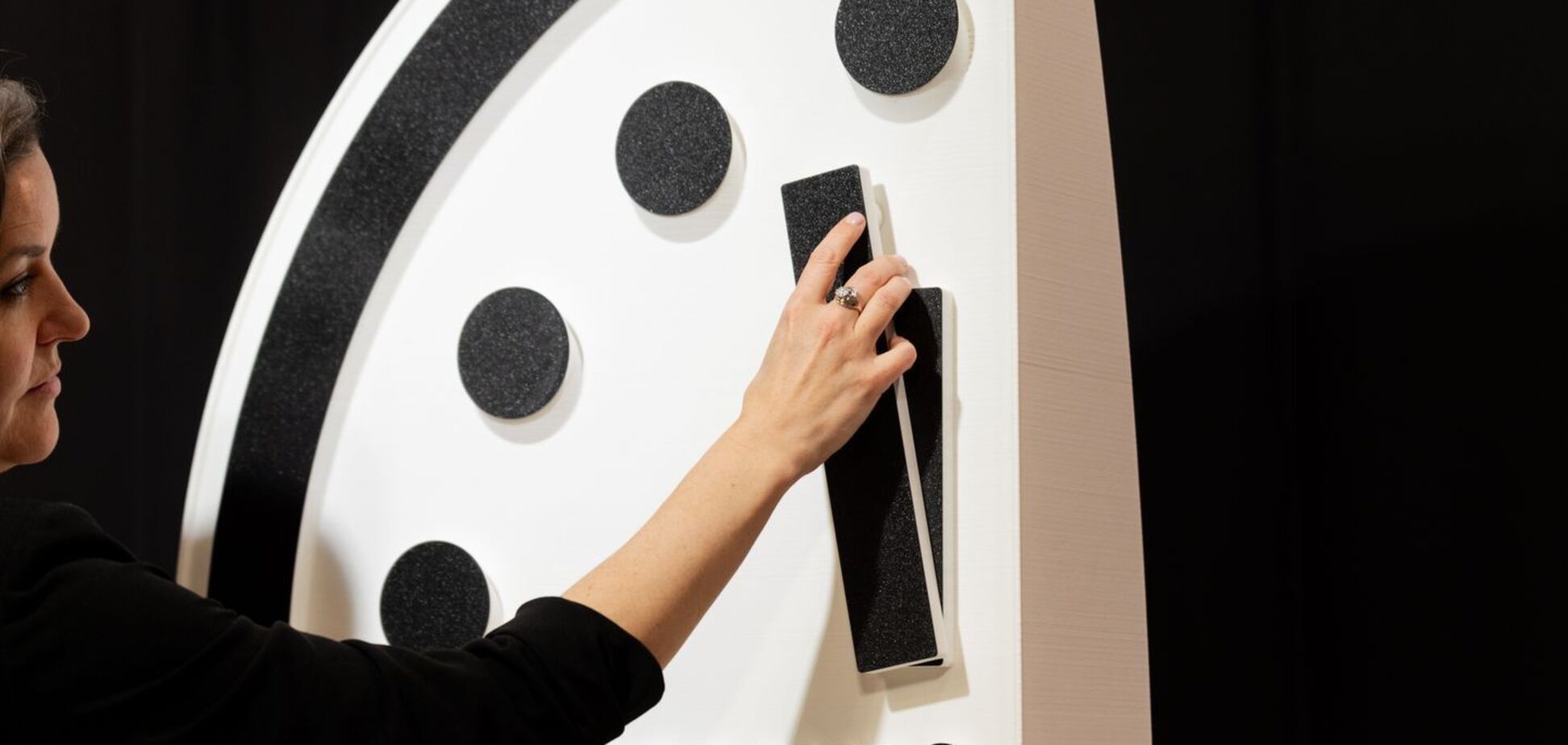 Ситуація критична: вчені перевели Годинник Судного дня