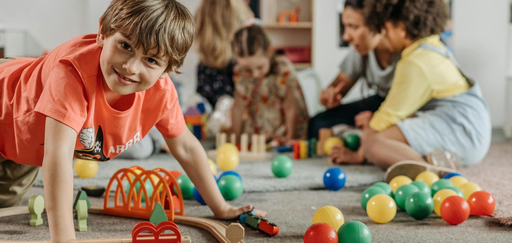 'Моя мама – пʼяниця, а тато в тюрмі'. Українців довели до сліз відповіді дітей на запитання, ким працюють їхні батьки