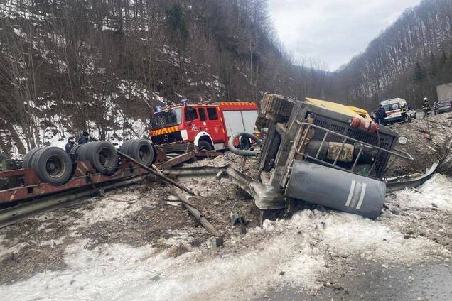 ДТП на Закарпатті: загинуло двоє людей, затримали водія вантажівки. Фото, відео