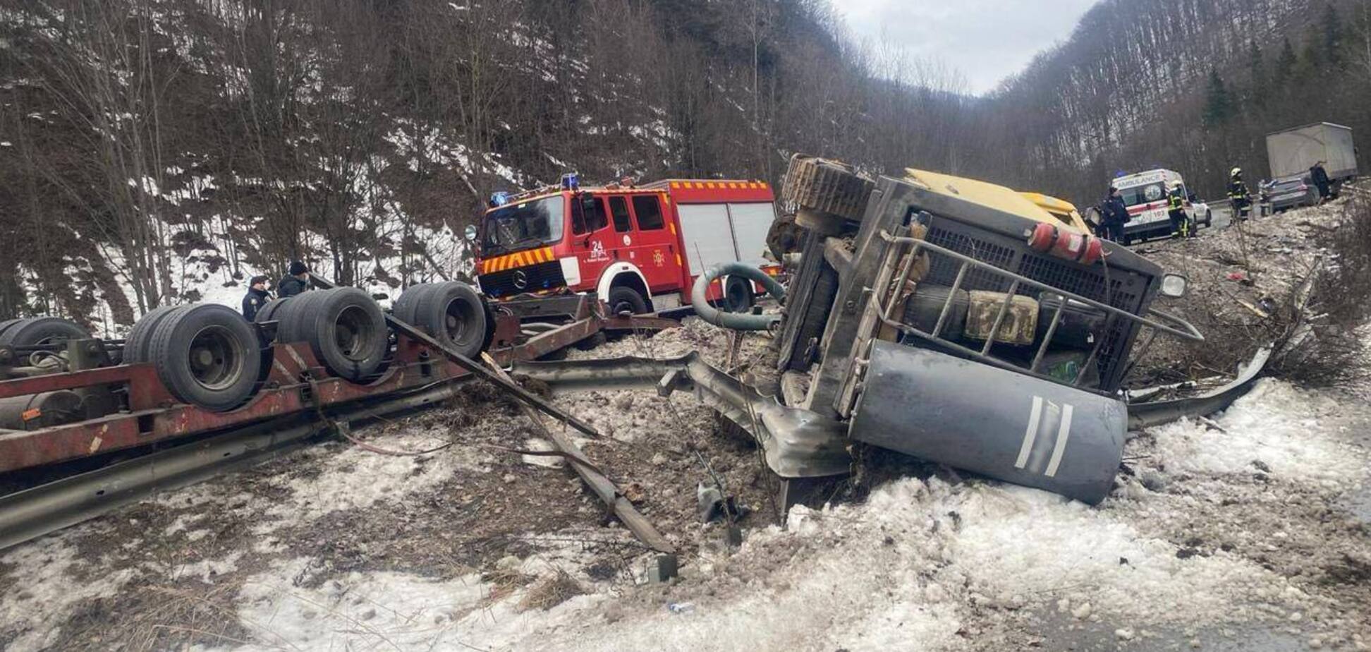 ДТП на Закарпатті: загинуло двоє людей, затримали водія вантажівки. Фото, відео