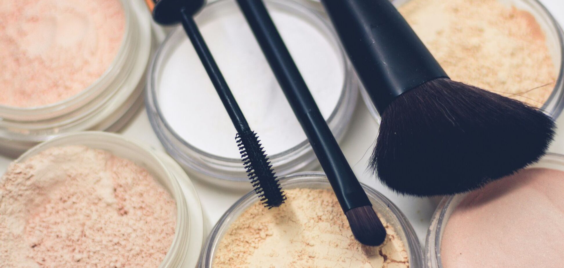 Як ідеально нанести румʼяна: трюк із консилером