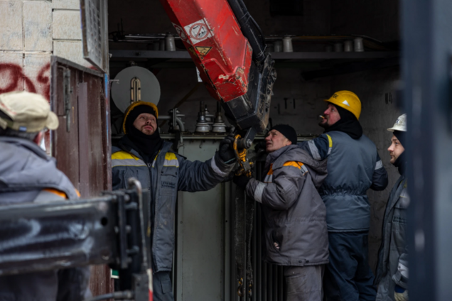 'Людей без світла не залишимо': журналісти показали один день роботи енергетиків ДТЕК