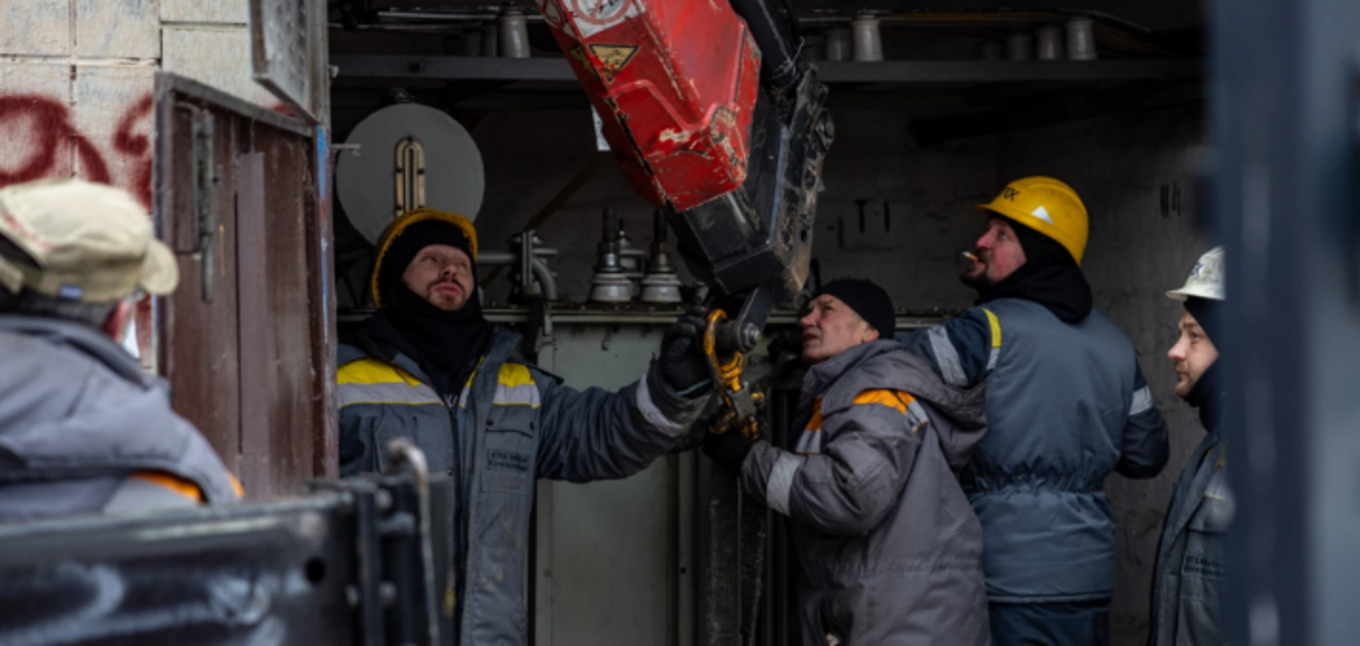 'Людей без світла не залишимо': журналісти показали один день роботи енергетиків ДТЕК