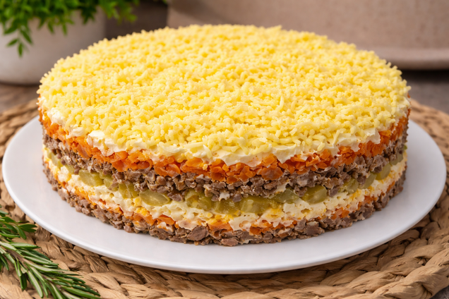 Який смачний салат приготувати з печінкою: страва на кожен день і для святкового столу