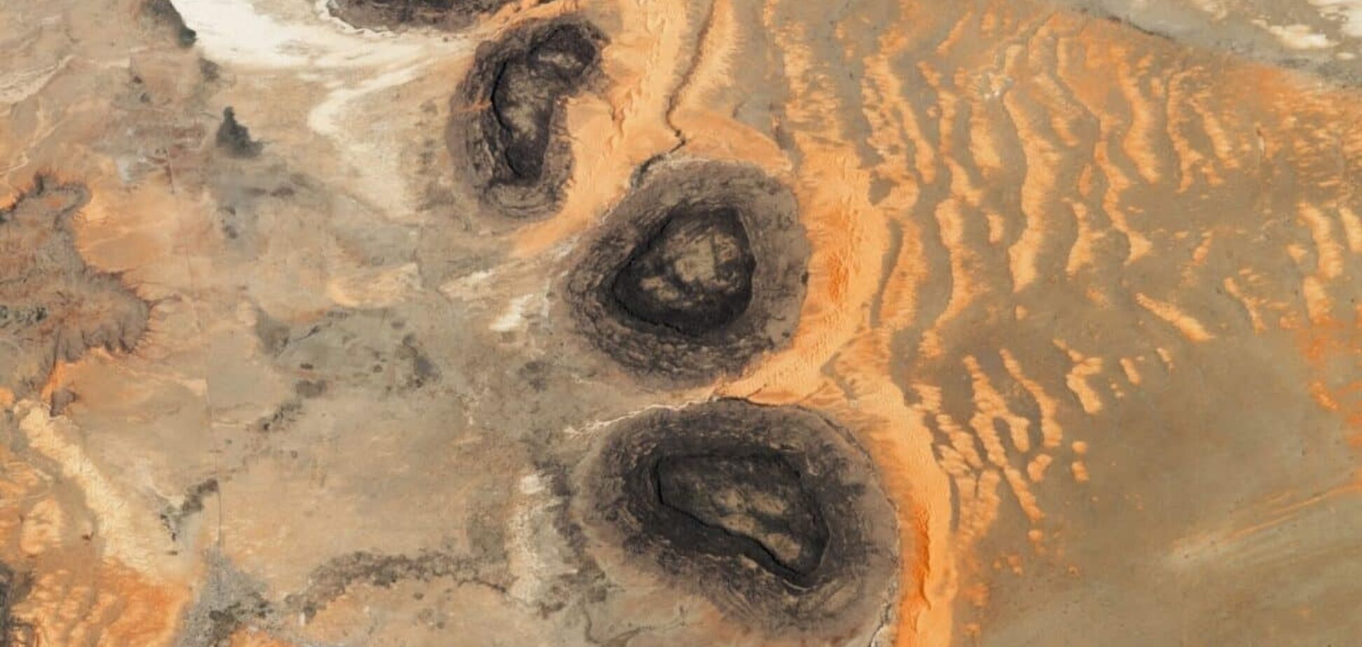 Змінюють пустелю вже мільйони років: у Сахарі знайшли загадкові темні плато