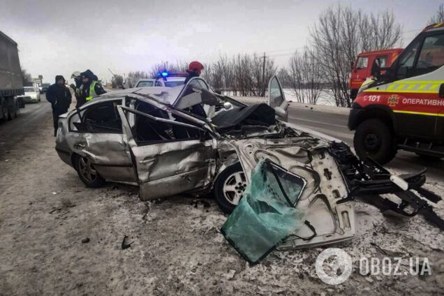 На Киевщине столкнулись две легковушки: одна из машин превратилась в груду металла, есть погибшая и пострадавшие. Фото