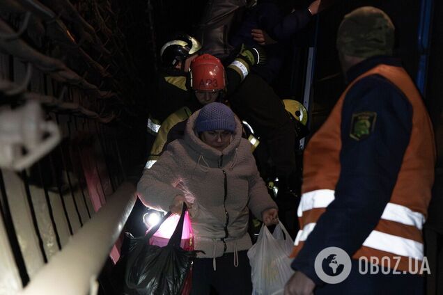 В Киеве останавливали движение поездов метрополитена: из тоннелей вывели около 500 пассажиров. Все подробности, фото и видео