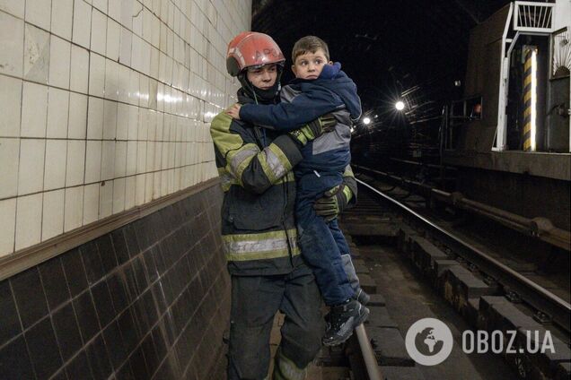Остановка метро в Киеве: в ГСЧС показали, как выводили пассажиров из тоннелей подземки. Фото и видео