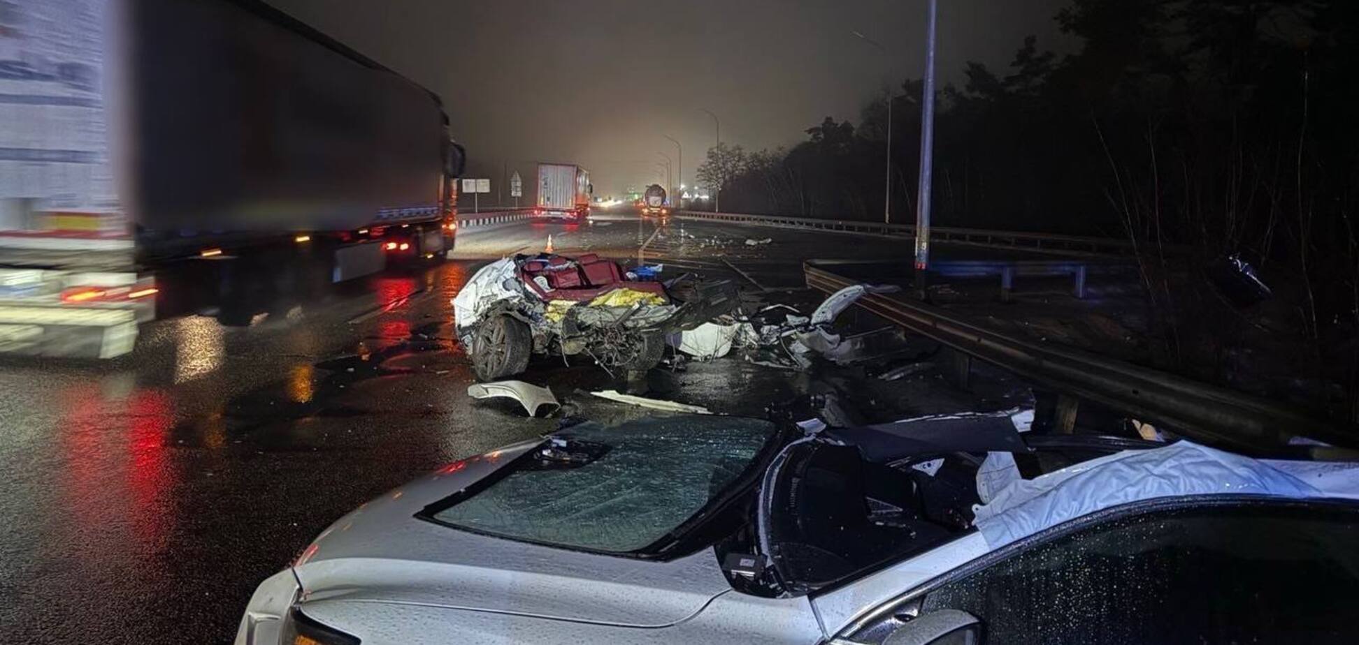 На Київщині Lexus розірвало на частини після зіткнення з вантажівкою: є постраждалий. Фото