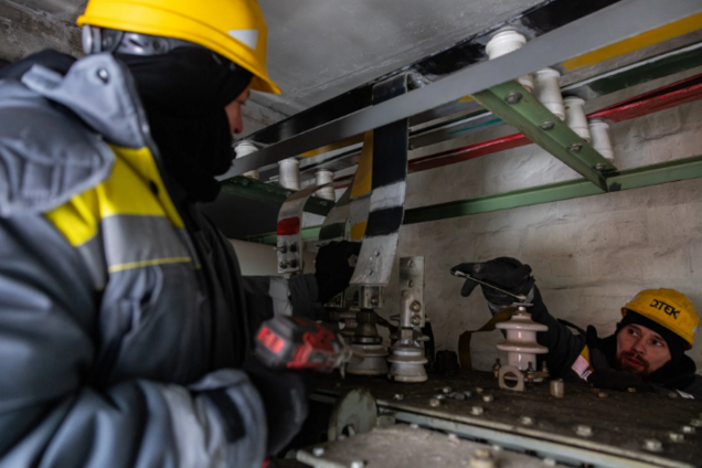 Ремонтна бригада енергетиків від'єднує трансформатор від мережі, щоб безпечно замінити його на новий