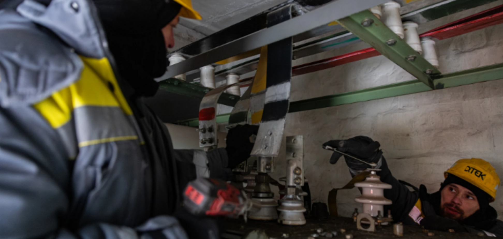 Ремонтна бригада енергетиків від'єднує трансформатор від мережі, щоб безпечно замінити його на новий