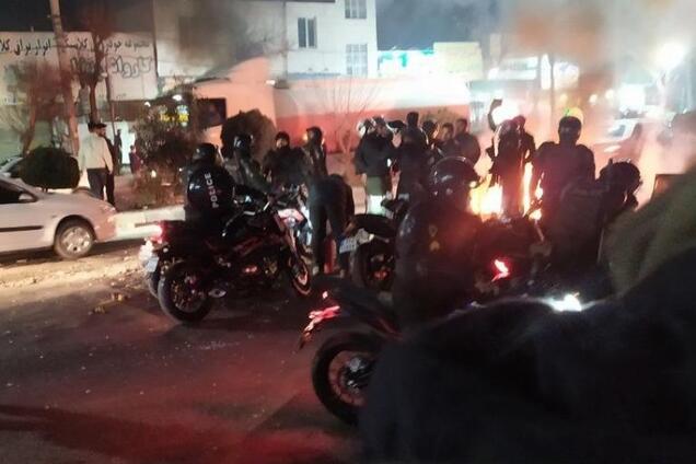 В Иране во время протестов погибли по меньшей мере 12 человек: власти ограничили доступ к интернету