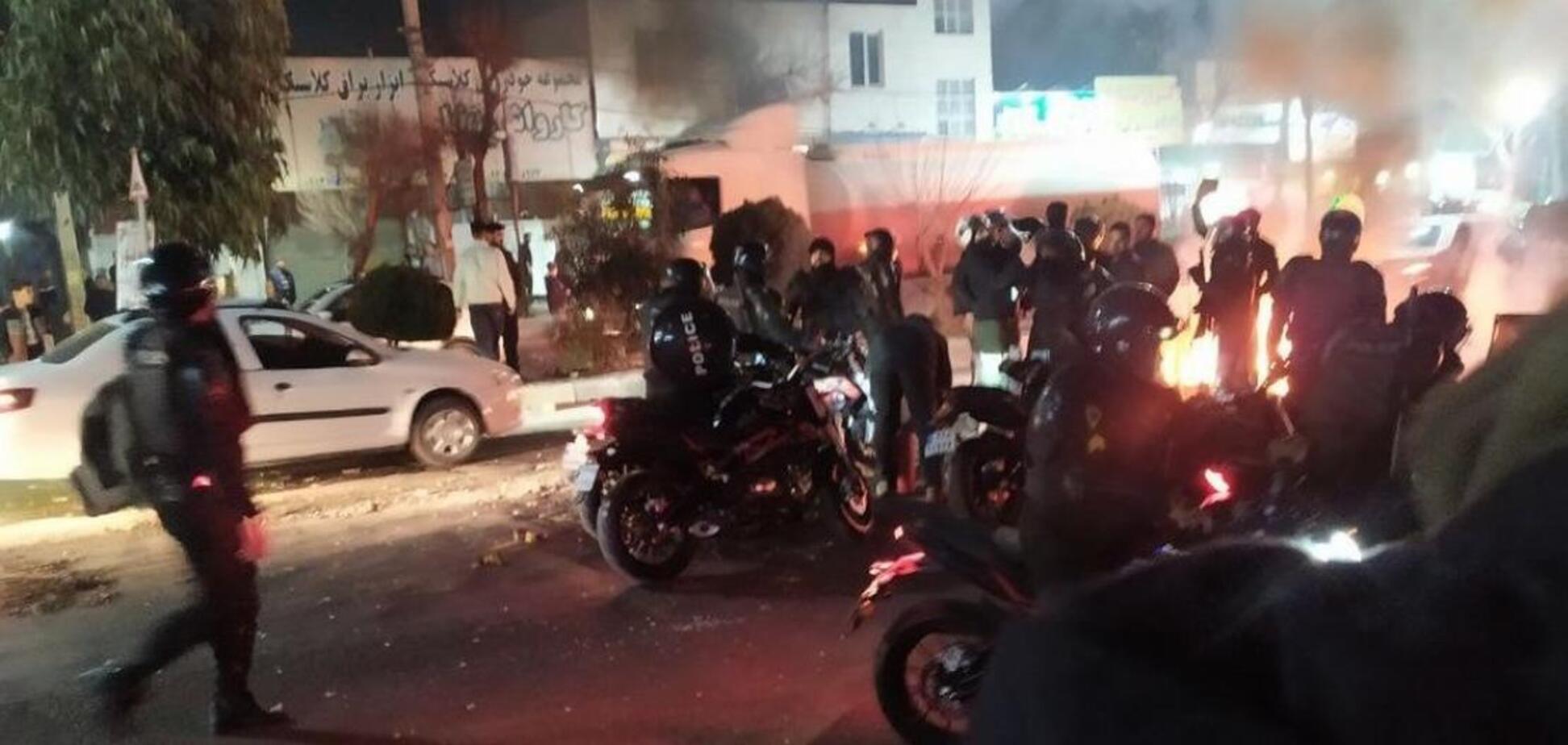 В Ірані під час протестів загинули щонайменше 12 людей: влада обмежила доступ до інтернету