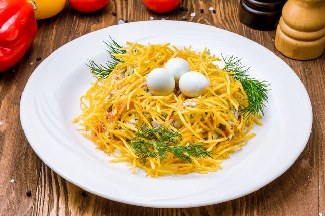 Салат 'Гнездо' с курицей и шампиньонами: как приготовить блюдо с эффектной подачей