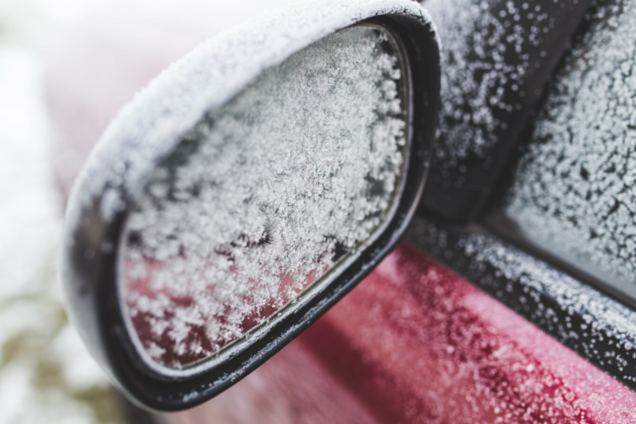 Як розморозити лобове скло авто за лічені хвилини: 'чарівний' метод