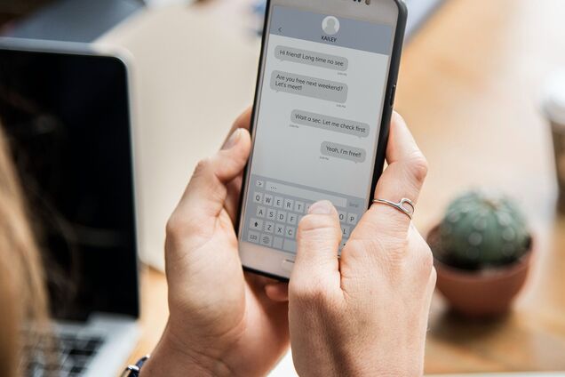 Листування в месенджері. Ілюстрація