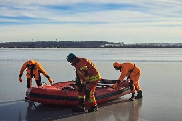 На Львівщині рибалка провалився під кригу: врятувати чоловіка не вдалося. Фото