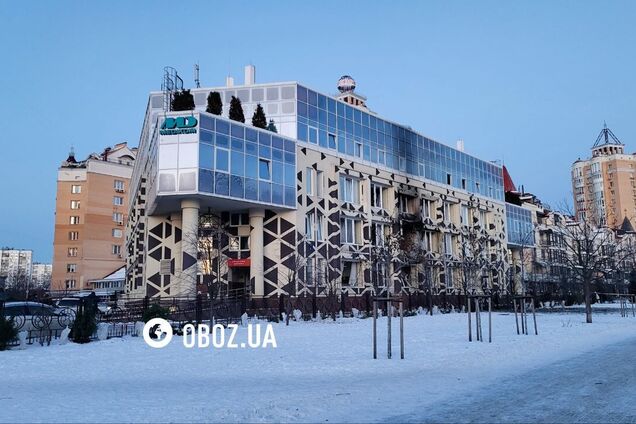 Дыра в стене и выбитые окна: последствия попадания российского дрона в медучреждение на Оболони в Киеве. Фото и видео