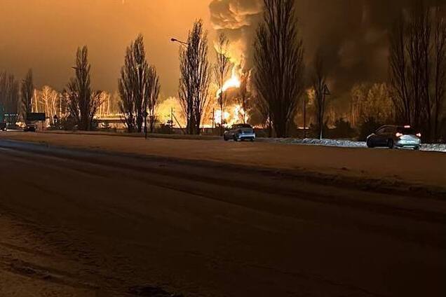 Дрони атакували нафтобазу у Старому Осколі на Бєлгородщині: пожежу видно здалеку. Фото й відео