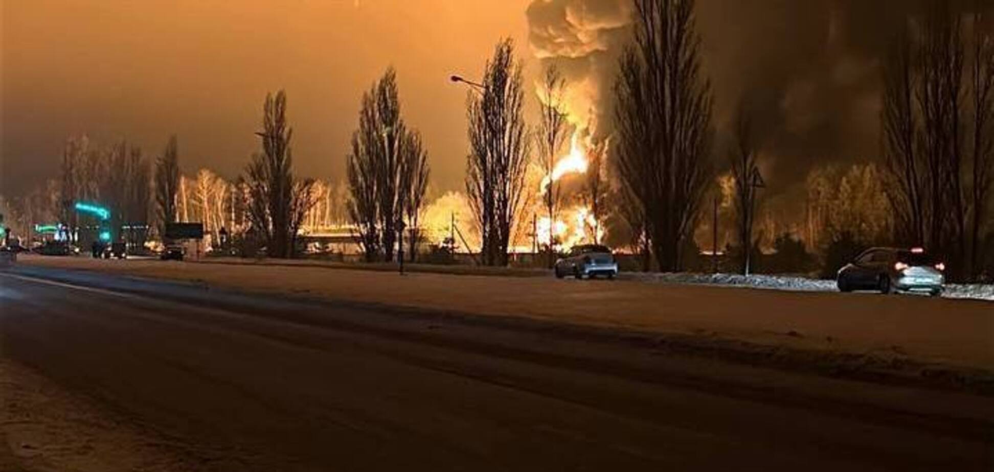 Дрони атакували нафтобазу у Старому Осколі на Бєлгородщині: пожежу видно здалеку. Фото й відео
