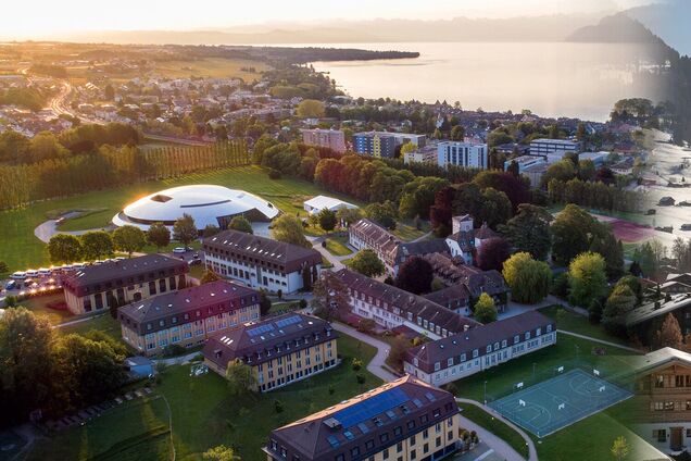 Как выглядит самая дорогая частная школа в мире, где родители тратят более $200 000 в год, чтобы их дети жили среди принцев, шахмат и юных миллиардеров. Фото