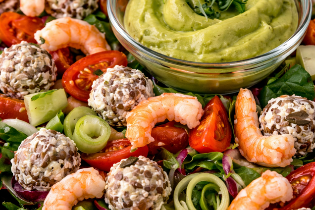 Изысканный салат с креветками: чем заправить вместо привычного майонеза или масла