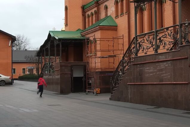 'Власть еще сто раз изменится': в Киеве обнаружили подпольную школу, где детям показывают российские фильмы и учат советским песням. Видео