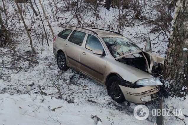 На Киевщине пьяный водитель протаранил дерево: есть пострадавшие. Подробности и фото