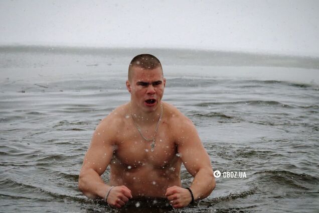 Мало людей и палатки, чтобы согреться: как проходило Крещение 2026 в Киеве. Подробности, фото и видео