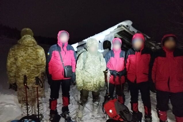 Планував незаконно перейти в Румунію: прикордонники врятували дніпрянина, який п'ять діб блукав у горах. Фото
