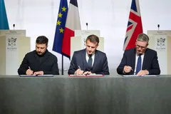 Зеленский, Макрон и Стармер подписали декларацию о развертывании многонациональных сил в Украине: когда это может произойти. Видео