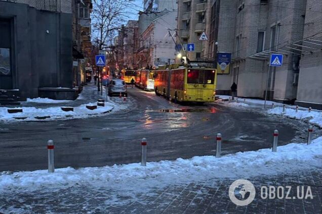 Дороги и тротуары покрылись слоем льда: Киев превратился в сплошной 'каток', горожан предупредили об опасности. Фото и видео