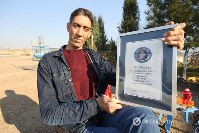 Спит на трех кроватях и путешествует только в фургонах: как живет самый высокий человек в мире