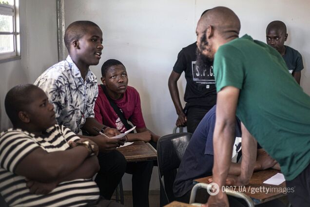 'Учитель ходил по классу и хлестал кнутом за ошибки'. Исследование объяснило, почему в школах Южной Африки до сих пор угрожают детям избиением