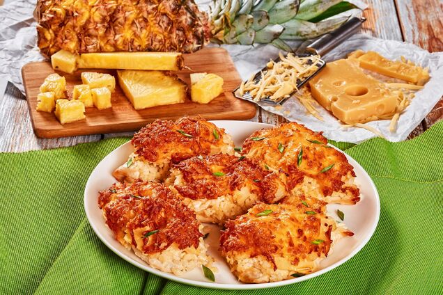 Сочное куриное филе с ананасами и сыром: делимся рецептом сытного блюда для обеда