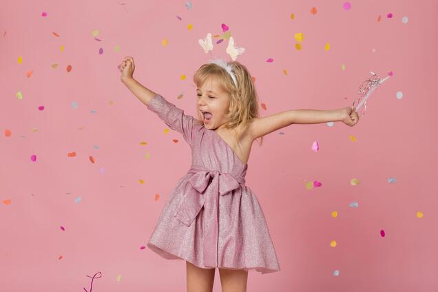 'Дитину шкода, бо це не про костюм'. Українців обурило відео мами, яка забула про новорічне свято в дитсадку