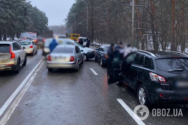 У Києві сталась масштабна ДТП за участі 13 автомобілів. Подробиці, фото та відео